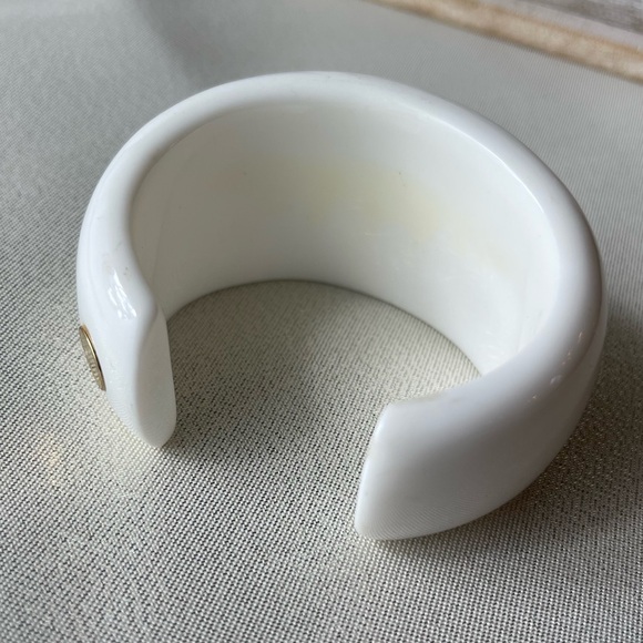 MARC JACOBS White Acrylic Chunky Bracelet with Gold & Pearls - Picture 3 of 8